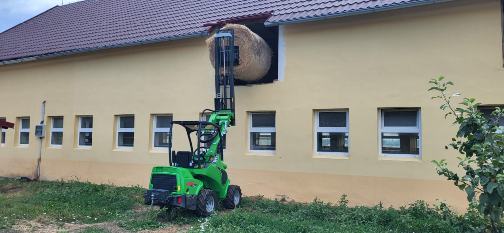 Heuballen am Dachboden heben Anbaugerät